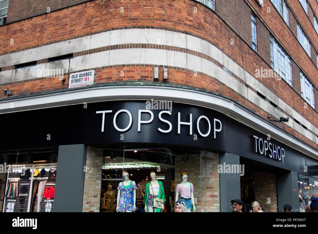 LONDON UK JULY 31th 2018 Topshop Clothing Store Shop Front On 
